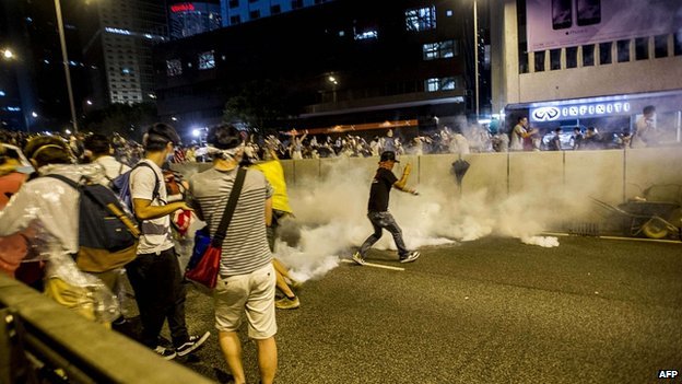 Đây là lần đầu tiên nhà chức trách Hong Kong phải sử dụng hơi cay kể từ năm 2005 - Ảnh: AFP