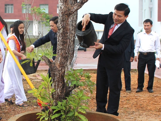 Phó Bí thư Tỉnh ủy Trần Văn Minh trồng cây lưu niệm tại sân trường Đại học Phạm Văn Đồng.
