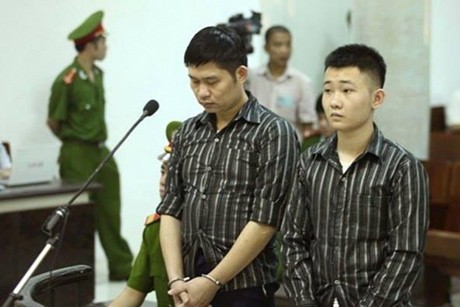 Nguyễn Mạnh Tường và Đào Quang Khánh tại tòa. Ảnh: TTXVN