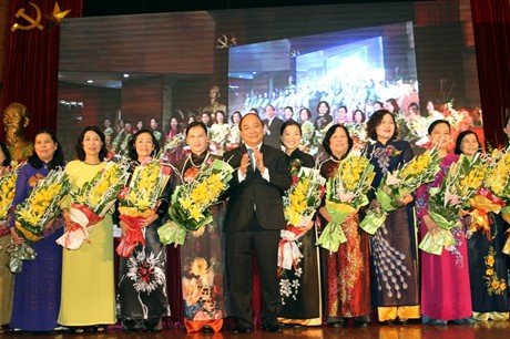  Phó Thủ tướng Chính phủ Nguyễn Xuân Phúc chúc mừng các đại biểu nhân ngày 20-10