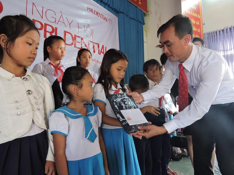 Đại diện Prudential trao học bổng cho các em học sinh nghèo hiếu học trên địa bàn huyện Lý Sơn.