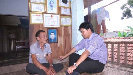 Già làng Đinh Trị truyền đạt kinh nghiệm cho cán bộ trẻ.
