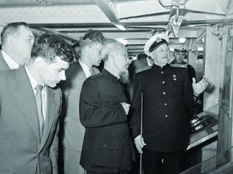 Chủ tịch nước Việt Nam Dân chủ Cộng hòa Hồ Chí Minh thăm Chiến hạm Rạng Đông ở Leningrad, tháng 8/1957 - Ảnh sẽ được giới thiệu tại triển lãm