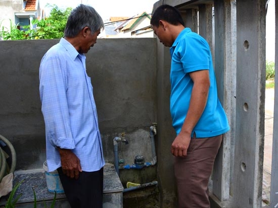 Dù có hệ thống nước sạch, nhưng nhiều gia đình chẳng sử dụng được giọt nào.