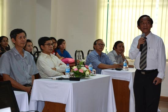 Giáo sư Nguyễn Lân Dũng nói chuyện với sinh viên Trường ĐH Phạm Văn Đồng.