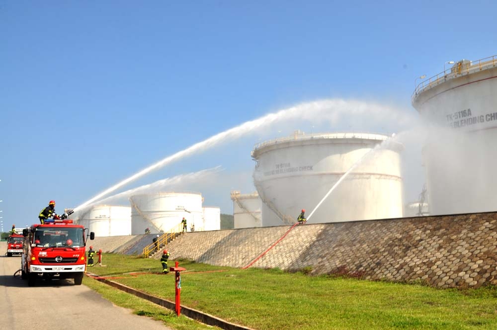 Xe chữa cháy của Nhà máy lọc dầu Dung Quất đã nhanh chóng phun nước để dập tất đám cháy.