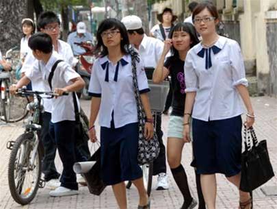  Xử lý nghiêm hiệu trưởng lợi dụng danh nghĩa Ban đại diện cha mẹ học sinh để thu góp hoặc ép buộc học sinh may (mua) quần áo đồng phục trái quy định.