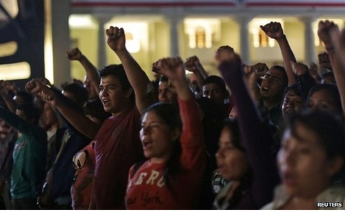 Những sinh viên trường Sư phạm Ayotzinapa biểu tình sau vụ 43 sinh viên Mexico mất tích (ảnh: Reuters)
