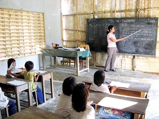Học sinh thôn Đông học tập trong những phòng học xuống cấp.