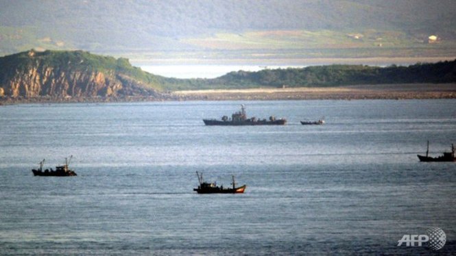 Tàu tuần tra hải quân Triều Tiên ở giữa các tàu cá của nước này trong vùng biển tranh chấp giữa Triều Tiên và Hàn Quốc - Ảnh: AFP