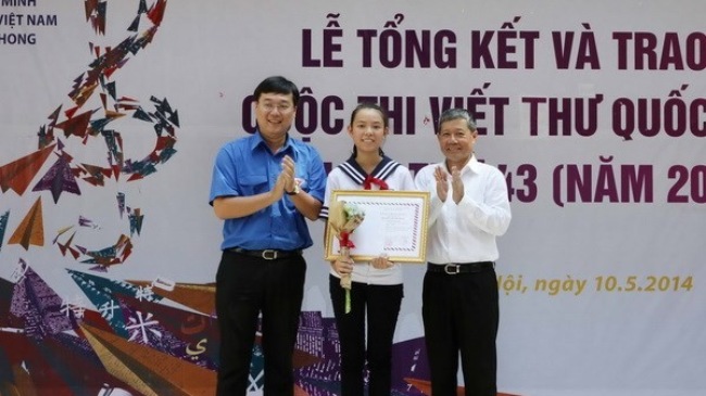 Phạm Phương Thảo nhận giải tại Lễ trao giải Cuộc thi Viết thư Quốc tế UPU lần thứ 43 năm 2014 (Ảnh: TTXVN)