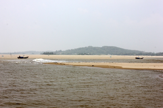 Cửa sông Phú Thọ đang bị bồi lấp nghiêm trọng