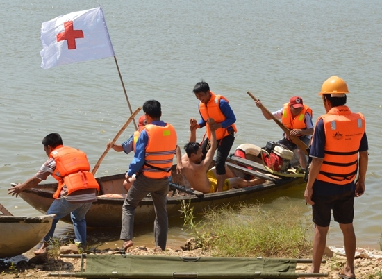 Hội Chữ thập đỏ TP.Quảng Ngãi tổ chức diễn tập và trang bị các kỹ  năng sơ cấp cứu ban đầu cho tình nguyện viên.