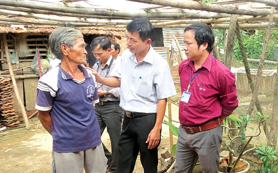 Cán bộ Viện Paster Nha Trang và Trung tâm Y tế dự phòng tỉnh trao đổi kỹ thuật xây dựng hố xí hợp vệ sinh cho hộ dân Lê Lựu, ở xã Nghĩa Hiệp.