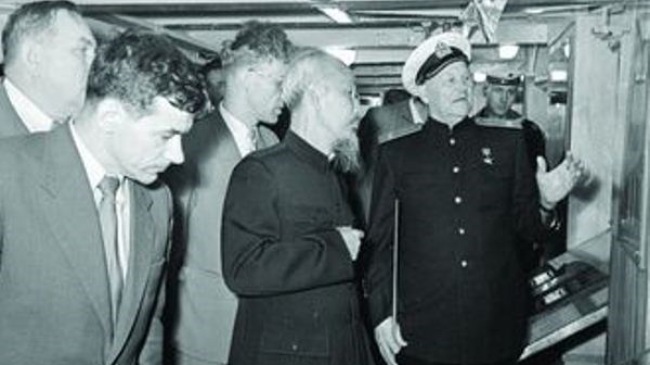 Chủ tịch nước Việt Nam Dân chủ Cộng hòa Hồ Chí Minh thăm Chiến hạm Rạng Đông ở Leningrad, tháng 8/1957. Ảnh tư liệu