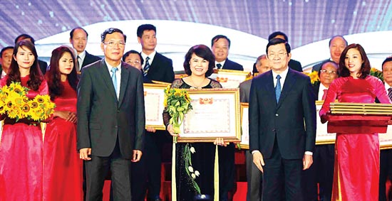  Chủ tịch nước Trương Tấn Sang trao danh hiệu Nhà giáo Nhân dân cho các nhà giáo. Ảnh: LÃ ANH