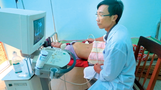 Bác sĩ Trung tâm Y tế huyện Sơn Tây siêu âm chẩn đoán bệnh.