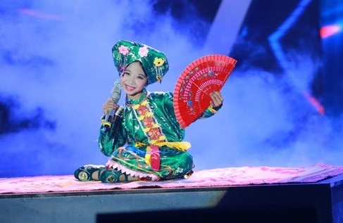 Vietnam's Got Talent: Cậu bé 8 tuổi giả gái hát chầu văn