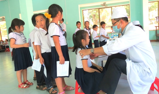 Học sinh Trường Tiểu học Trần Hưng Đạo được khám sức khỏe.