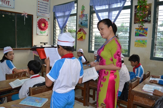 Dù là hiệu trưởng nhưng cô Nhàn thường xuyên đứng lớp để truyền đạt và kiểm tra kiến thức của các em học sinh.