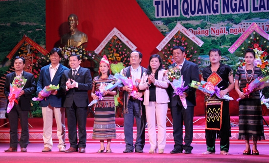 Phó Bí thư Tỉnh ủy Trần Văn Minh và Phó Chủ tịch UBND tỉnh Đinh Thị Loan tặng hoa chúc mừng các đoàn nghệ thuật tham gia biểu diễn tại chương trình