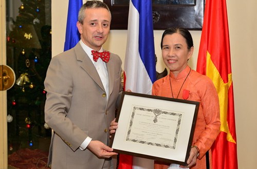  Đại diện Tổng lãnh sự quán Pháp trao huân chương cho TS Bùi Trân Phượng.