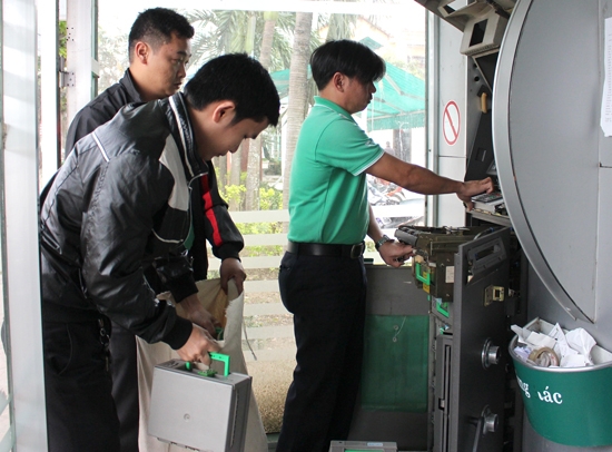 Tiếp nguồn quỹ vào máy ATM của Ngân hàng Vietcombank.
