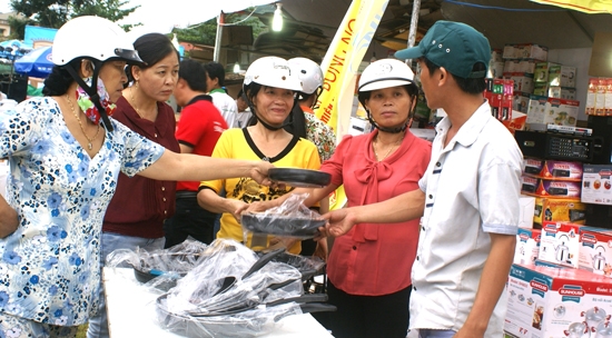 Siêu thị Co.op Mart Sài Gòn – Quảng Ngãi đưa hàng Việt về phục vụ người dân huyện miền núi Tây Trà.
