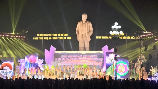  Chương trình vinh danh được tổ chức tại Quảng trường Hồ Chí Minh (Ảnh: Báo Nghệ An)