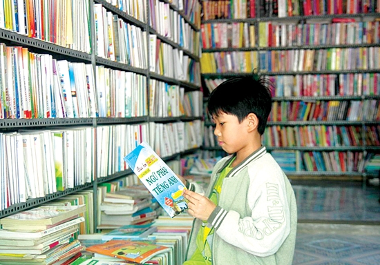Khách nhỏ tuổi tìm mua sách cũ.