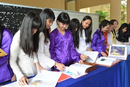 Các bài dự thi được trình bày tỉ mỉ, công phu nhận được sự quan tâm của đông đảo học sinh đến dự. Ảnh: VGP/Hồng Hạnh