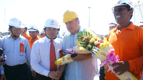 Phó Bí thư Tỉnh ủy Trần Văn Minh (thứ ba từ phải sang) tặng hoa chúc mừng đối tác của dự án đưa điện ra đảo Lý Sơn bằng cáp ngầm.