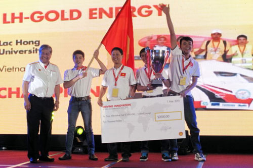 Đội LH-Gold Energy (ĐH Lạc Hồng) vui mừng nhận giải nhất ở hạng mục Nhiên liệu thay thế ở lễ trao giải SEM ASIA 2015 vào đêm 1-3 - Ảnh: C.Nhật