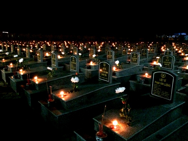 Những ngọn nến lung linh được thắp lên trong Nghĩa trang liệt sĩ Ba Tơ