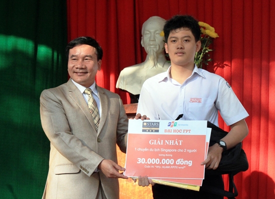 Khen thưởng cho HS đạt giải nhất cuộc thi “Why 10.000 FPTU-ers”.