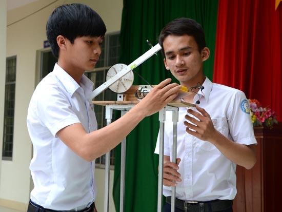 Dụng cụ đo chiều cao của Tín và Vân.