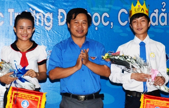 Anh Nguyễn Hoàng Hiệp (giữa) trao giải cho sinh viên trong một hội thi trực tuyến tại Trường ĐH Tài chính – Kế toán Quảng Ngãi.