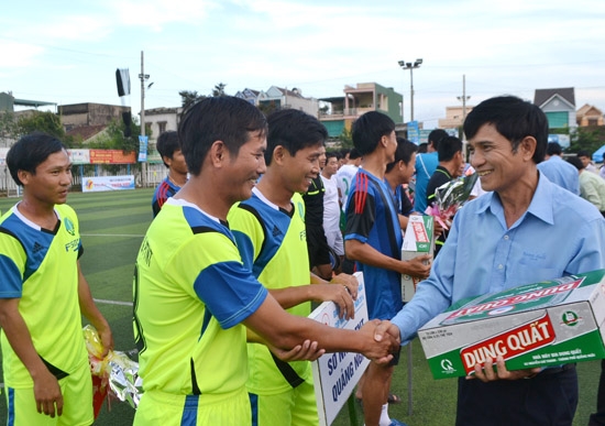 Đại diện Nhà máy bia Dung Quất trao quà cho các đội bóng tham gia Giải bóng đá báo Quảng Ngãi – Cúp bia Dung Quất năm 2014.