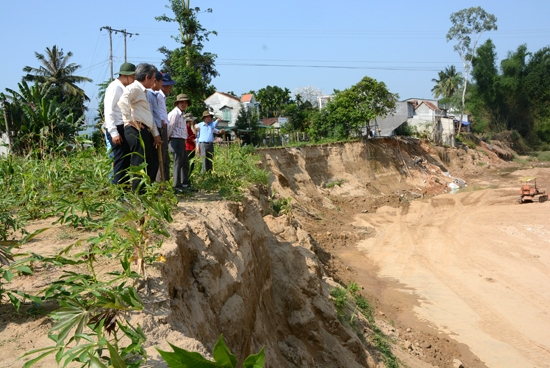 Phó Chủ tịch UBND tỉnh Phạm Trường Thọ kiểm tra đoạn sạt lở bờ sông Rin tại Khu dân cư Hàng Gòn, thị trấn Di Lăng (Sơn Hà).