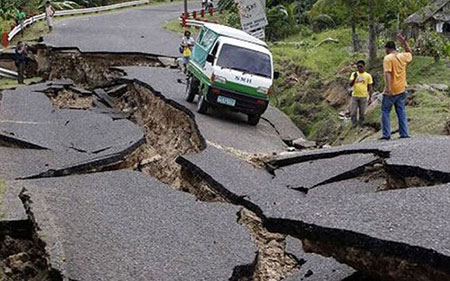 Một con đường đến Kathmandu bị phá huỷ hoàn toàn, gây khó khăn cho công tác cứu hộ. (Ảnh: Shutterstock)