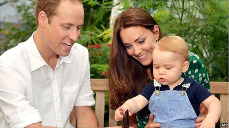  Hoàng tử William và Công nương Catherine cùng con trai là Hoàng tử George. (Ảnh: AFP)