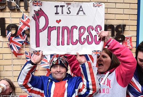  Người dân Anh ăn mừng sự ra đời của tiểu công chúa. (Ảnh: AFP)