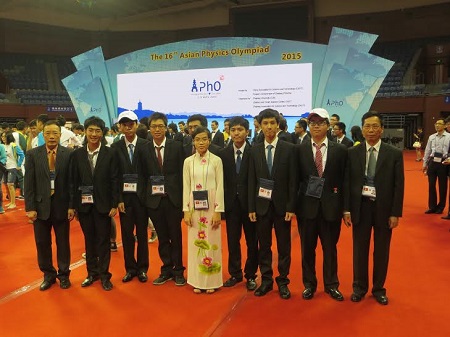 8 học sinh Việt Nam và các thành viên trong đoàn tham dự kì thi Olympic Vật lý Châu Á 2015.