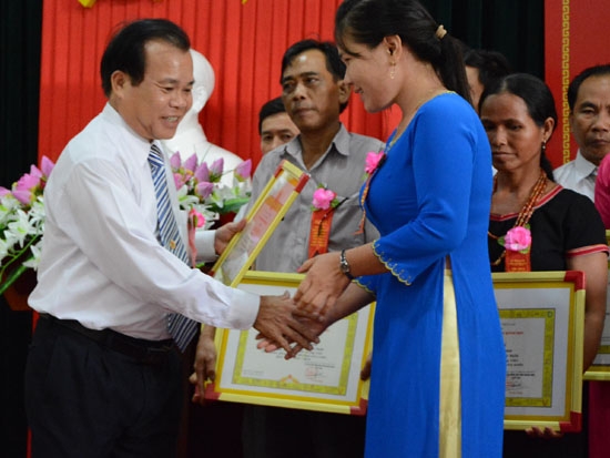 Ông Võ Việt Chính- Chủ tịch Hội Nông dân tỉnh trao Bằng khen của UBND tỉnh cho các cá nhân điển hình.