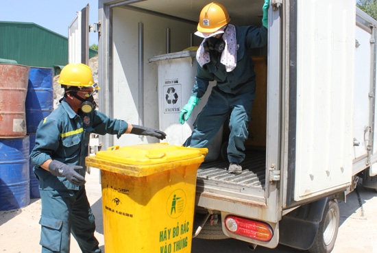 Rác thải y tế được công ty xử lý rác thải chuyển đến nơi xử lý tập trung bằng xe chuyên dụng để đảm bảo vệ sinh môi trường
