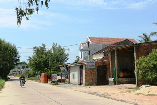 Nhiều hộ dân ở xã Tịnh Bình được giao đất để làm nhà ở, nhưng chưa được cấp sổ đỏ.