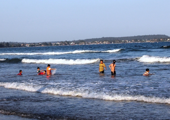 Trẻ em tắm biển nếu không có người lớn trông coi rất dễ xảy ra tai nạn đuối nước.