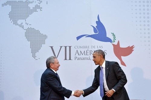  Tổng thống Mỹ Barack Obama (phải) bắt tay Chủ tịch Cuba Raul Castro trong cuộc gặp bên lề Hội nghị thượng đỉnh các quốc gia châu Mỹ hôm 11/4 ở Panama. (Ảnh: AFP)