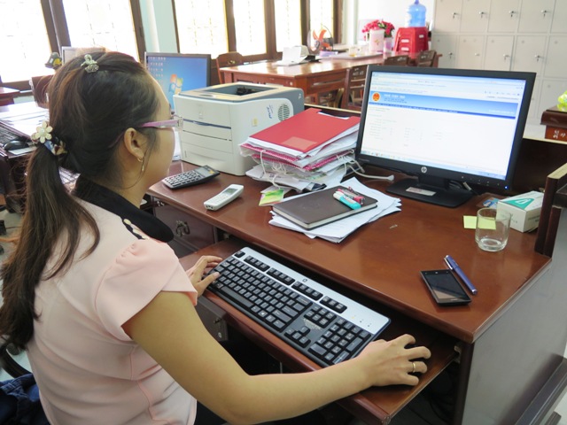 Cán bộ thu thuế huyện Trà Bồng kiểm tra tình hình đăng ký nộp thuế điện tử trên địa bàn.