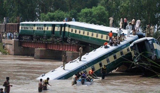 Cầu bất ngờ sập khiến một đoàn tàu bị rơi xuống kênh đào. 
